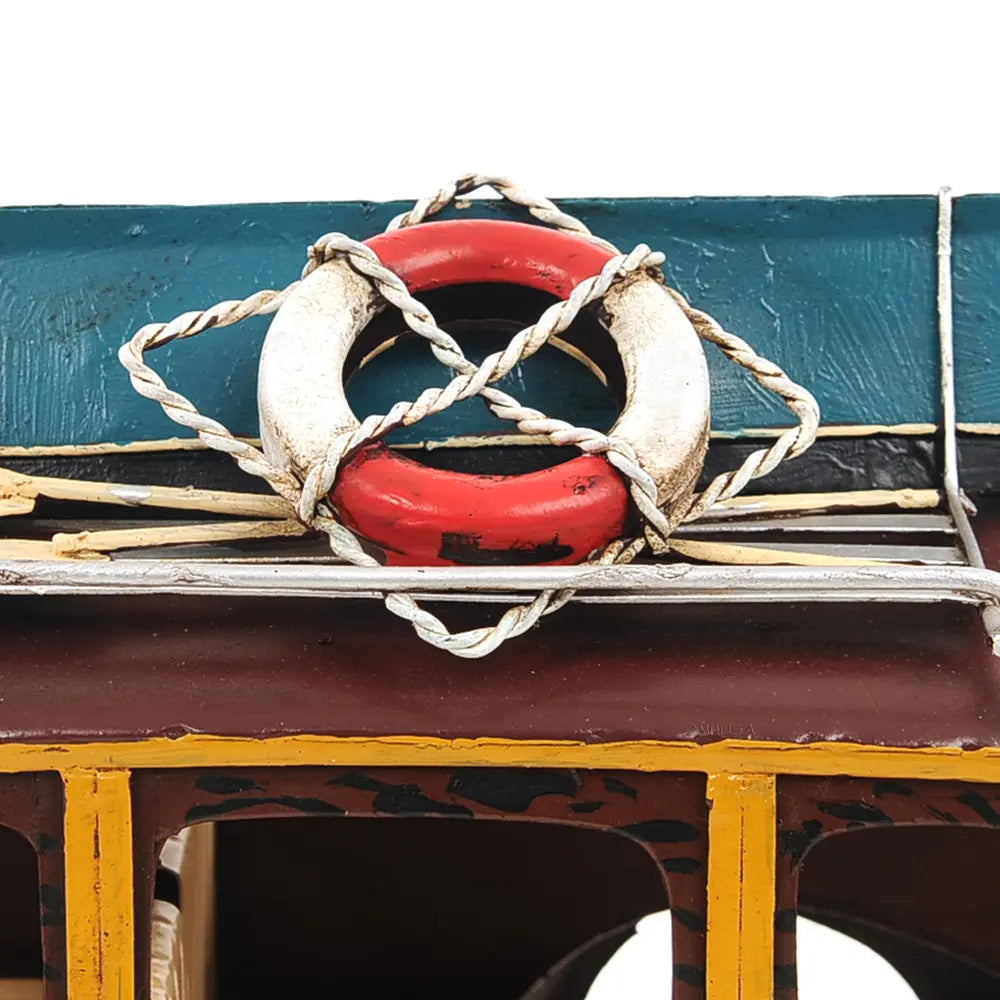 1947 Chevrolet Suburban W/Canoe 1:14 Model Car