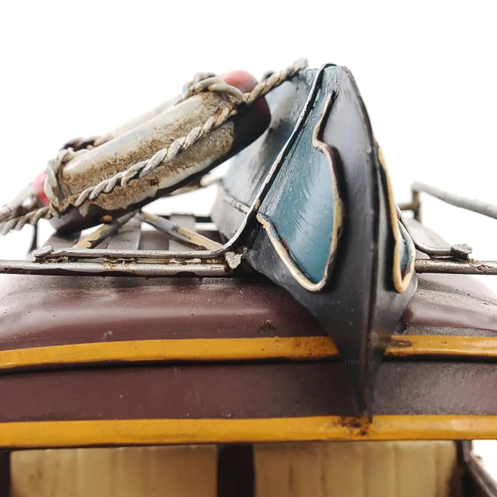 1947 Chevrolet Suburban W/Canoe 1:14 Model Car