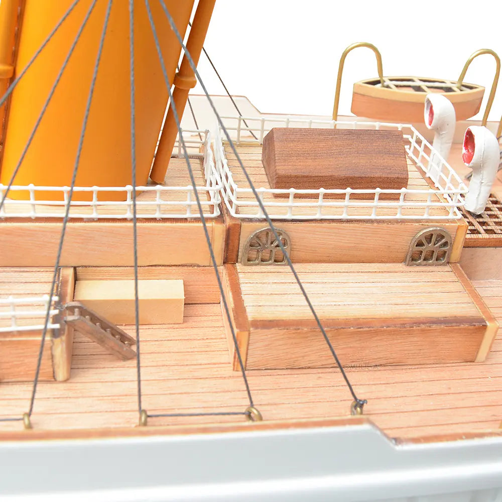 RMS Titanic Model Cruise Ship 4.5 Feet Long